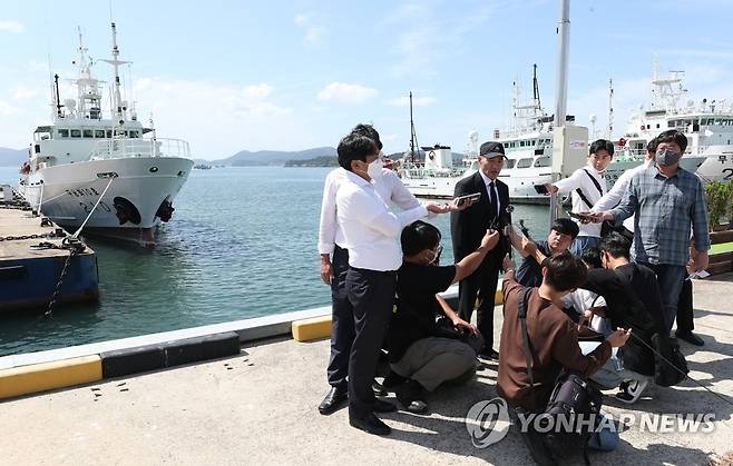 "문재인 전 대통령도 고발하겠다" (목포=연합뉴스) 정회성 기자 = 서해상에서 북한군에 피살된 고(故) 이대준 해양수산부 주무관의 영결식과 추모 노제가 엄수된 22일 전남 목포시 서해어업관리단 전용 부두에서 유가족이 기자회견을 하고 있다. 유가족은 "문재인 전 대통령도 고발하겠다"고 밝혔다. 2022.9.22 hs@yna.co.kr