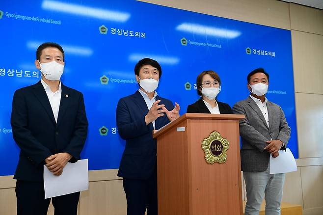 기자회견하는 더불어민주당 경남도의원들 [경남도의회 제공. 재판매 및 DB 금지]