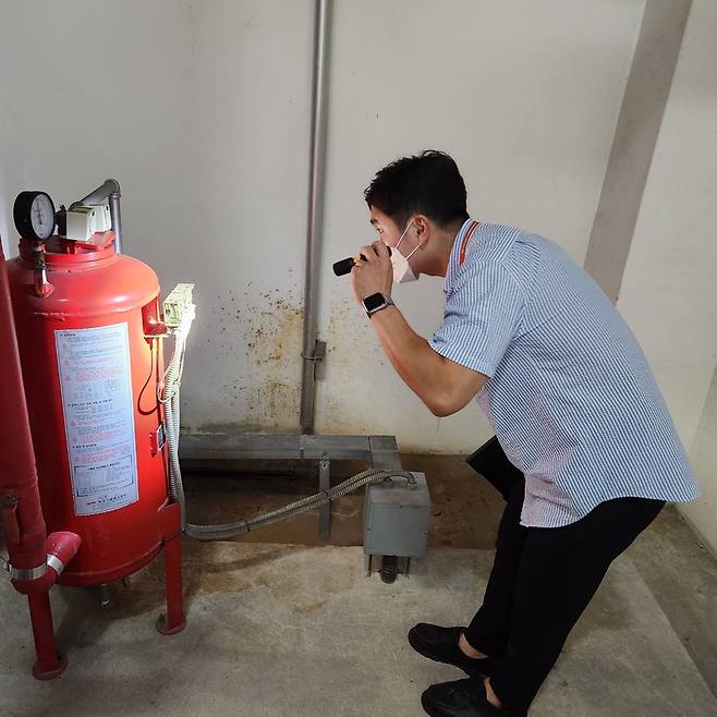 병·의원 입주 건축물 점검 중인 조사원 [강원도소방본부 제공. 재판매 및 DB 금지]