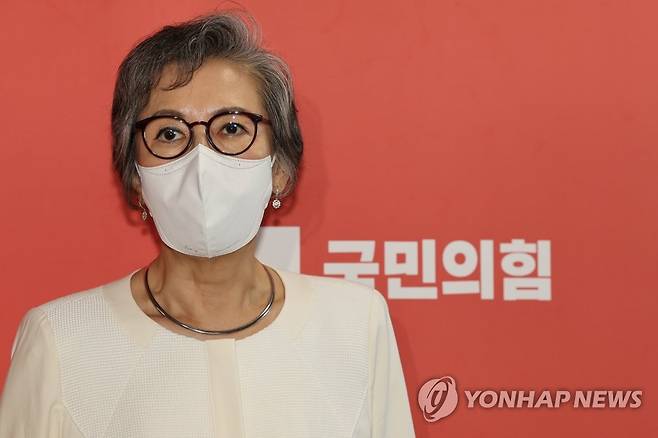 윤리위 시작 전 브리핑하는 이양희 윤리위원장 (서울=연합뉴스) 백승렬 기자 = 국민의힘 이양희 윤리위원장이 18일 오후 국회에서 열린 중앙당 윤리위원회 시작 전 입장을 발표하고 있다. 2022.9.18 srbaek@yna.co.kr