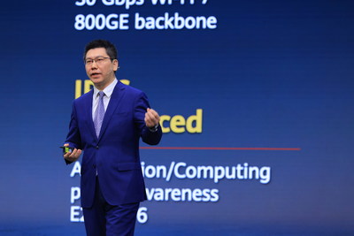 Zhao Zhipeng, Vice President of Huawei's Data Communication Product Line, delivered a keynote speech entitled "Intelligent Cloud-Network, Unleashing Industry Digital Productivity" (PRNewsfoto/Huawei)