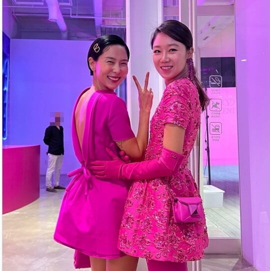 Actor Gong Hyo-jin has released a certified photo with Kim Na-young.On the 23rd, Gong Hyo-jin posted a picture without any comment through his instagram.In the public photos, there was a picture of Gong Hyo-jin and Kim Na-young attending a fashion brand store opening ceremony party.The two also capture Eye-catching, with all pink fashion perfect digestion.Also, the affectionate appearance of the two people who are staring at the camera and smiling brightly stands out.Meanwhile, Gong Hyo-jin is getting married to Kevin O in the U.S. in October, and Kim Na-young is in a public relationship with singer and painter Ma I-kyu.