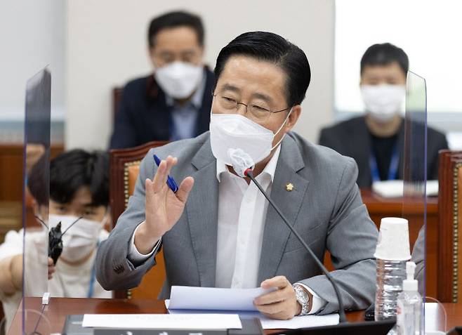 이태규 국회 교육위원회 국민의힘 간사가 23일 오전 서울 여의도 국회에서 열린 교육위원회 전체회의에서 ‘2022년도 국정감사 증인 등 출석요구의 건’이 상정되자 유기홍 교육위원장에게 항의하고 있다. (사진=연합뉴스)