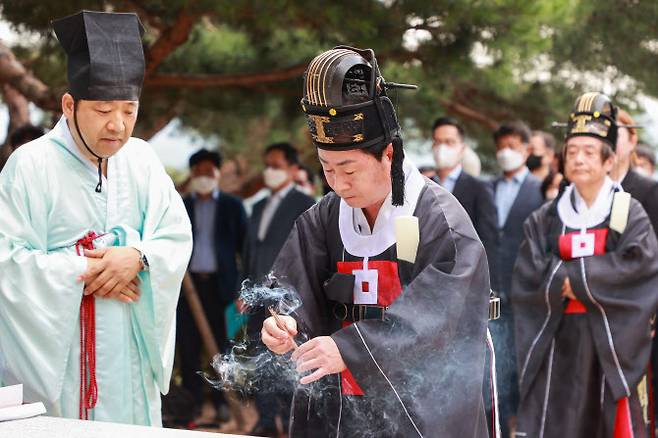 주광덕 시장이 분향하고 있다.(사진=남양주시 제공)