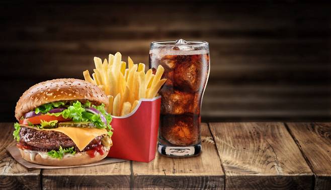 햄버거 등의 패스트푸드는 너무 자주 먹으면 높은 칼로리 등으로 인해 건강에 나쁜 영향이 미칠 수 있다. [사진=게티이미지뱅크]