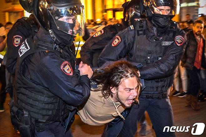 러시아가 지난 21일 군 동원령을 발동한 가운데 한 남성이 체포되고 있다. ⓒ AFP=뉴스1 ⓒ News1