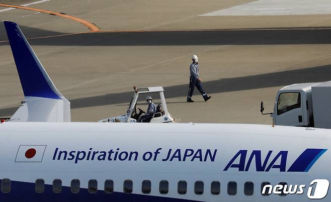 일본 도쿄의 하네다 공항에서 대기 중인 전일본공수(ANA) 항공기. 2020.10.27/뉴스1 ⓒ 로이터=뉴스1 ⓒ News1 김민수 기자