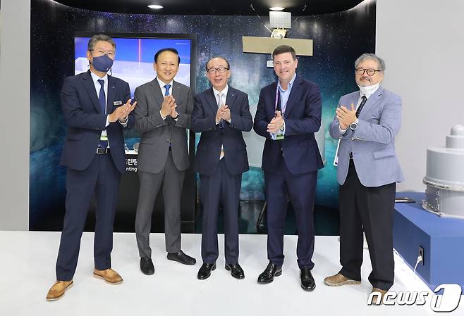 LIG넥스원 김지찬 대표이사(왼쪽 세 번)와 ICEYE 스티브영 사장을 비롯한 주요 관계자들이 'DX-KOREA 2022'에서 '위성산업 분야 MOU'를 체결한 뒤 기념사진을 촬영하고 있다. (LIG넥스원 제공) 2022.9.23/뉴스1