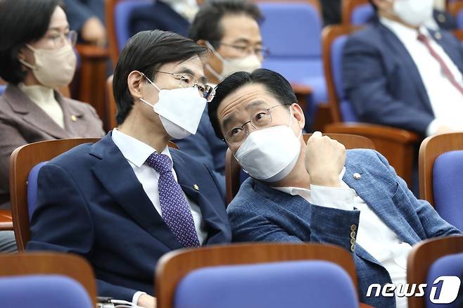 국민의힘 조경태(왼쪽), 이태규 의원이 22일 오후 서울 여의도 국회에서 열린 당 의원총회에서 대화를 하고 있다. (공동취재) 2022.9.22/뉴스1 ⓒ News1 이재명 기자