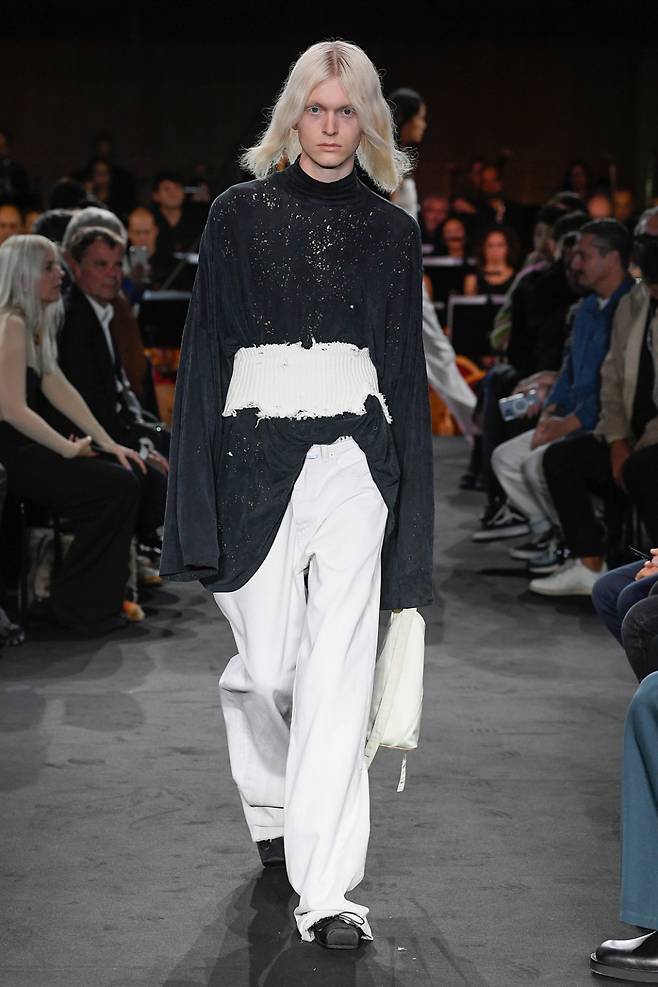 사진 : 프랑스 패션 브랜드, MM6 메종 마르지엘라 MM6 Maison Margiela SS23 Look, '2023 봄-여름 패션쇼' 밀란 패션위크 ⓒMM6 - Maison Margiela