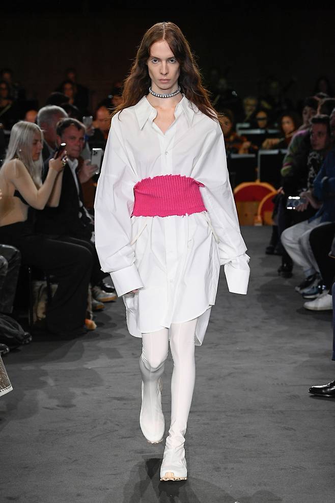 사진 : 프랑스 패션 브랜드, MM6 메종 마르지엘라 MM6 Maison Margiela SS23 Look, '2023 봄-여름 패션쇼' 밀란 패션위크 ⓒMM6 - Maison Margiela