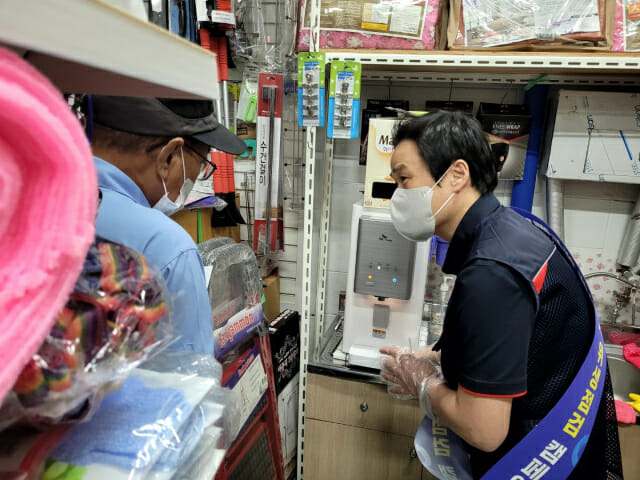 22일, 충북 진천군 진천읍 생거진천전통시장에 위치한 식당에서 SK매직 관계자가 정수기 무상점검 서비스를 시행하고 있다.(사진=SK매직)