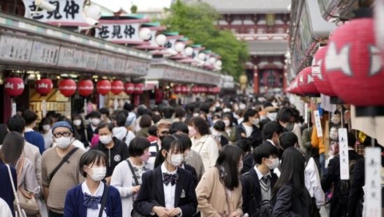 기시다 후미오 일본 총리는 다음 달 11일부터 입국자 하루 5만명 상한을 철폐하고 외국인의 무비자 일본 개인 여행을 허용하겠다고 밝혔다. 사진=연합뉴스