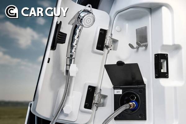 야외 샤워기.. 별도 화장실이 없어 사용빈도가 많진 않을듯