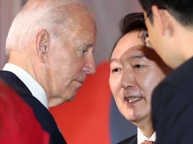 윤석열 대통령과 조 바이든 미국 대통령이 21일(현지 시각) 미국 뉴욕 한 빌딩에서 열린 글로벌펀드 제7차 재정공약회의를 마친 뒤 대화를 나누고 있다. /연합뉴스