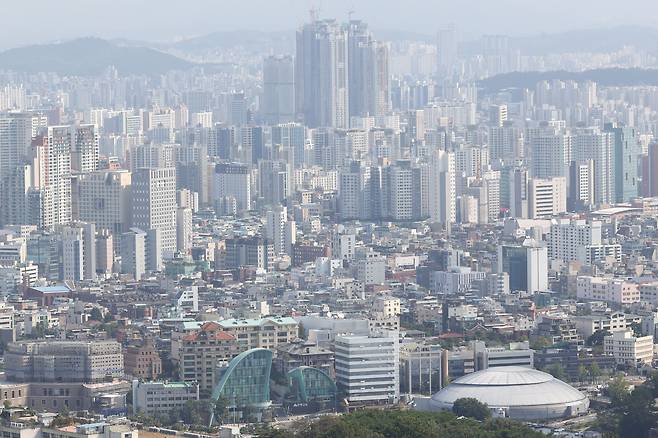 <YONHAP PHOTO-3259> 서울 아파트 매매수급지수 80 아래로     (서울=연합뉴스) 강민지 기자 = 추가 금리 인상 예고와 집값 하락세로 이번주 서울 아파트 매매수급지수는 지난주(80.2)보다 낮은 79.5를 기록하며 지수 80선이 무너졌다.  사진은 23일 서울 남산에서 본 서울 아파트. 2022.9.23     mjkang@yna.co.kr/2022-09-23 14:50:08/ <저작권자 ⓒ 1980-2022 ㈜연합뉴스. 무단 전재 재배포 금지.>