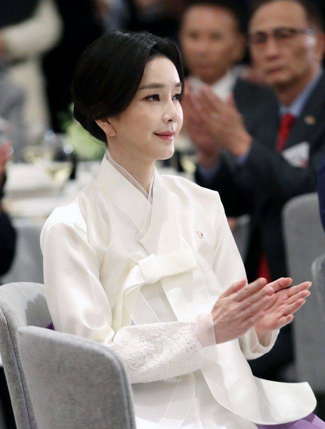 윤석열 대통령 부인 김건희 여사가 22일(현지시간) 토론토 한 호텔에서 열린 동포 초청 간담회에서 윤석열 대통령의 격려사를 경청한 뒤 박수치고 있다. ⓒ뉴시스