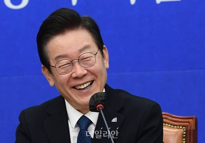 이재명 더불어민주당 대표가 23일 오전 국회에서 열린 최고위원회의에서 웃음을 짓고 있다. (공동취재사진) ⓒ데일리안 박항구 기자