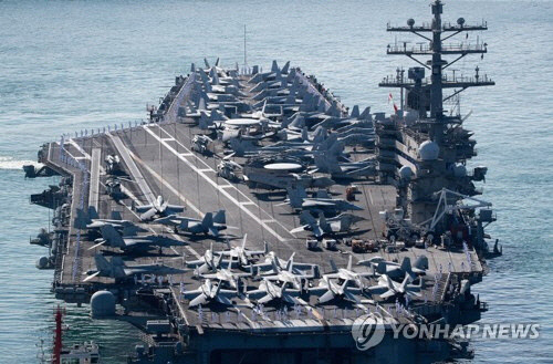 23일 오전 미국 핵 추진 항공모함 로널드 레이건호(CVN-76)가 부산작전기지에 입항하고 있다. 레이건호를 포함한 미 항모강습단은 한미 양국 해군 간 우호협력 강화와 연합 해상훈련 참가를 위해 입항했다.  연합뉴스