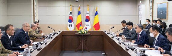 이종섭 국방부 장관이 23일 서울 용산구 국방부 청사에서 대한민국 방위산업전 참석차 방한한 바실레 든쿠 루마니아 국방부 장관과 '한-루마니아 국방장관회담'에 참석해 논의하고 있다. 사진=국방부 제공