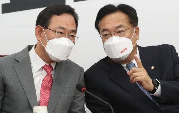 정진석 국민의힘 비상대책위원장과 주호영 원내대표가 22일 서울 여의도 국회에서 열린 비상대책위원회의에서 대화하고 있다. 2022.9.22/뉴스1 ⓒ News1 허경 기자 /사진=뉴스1