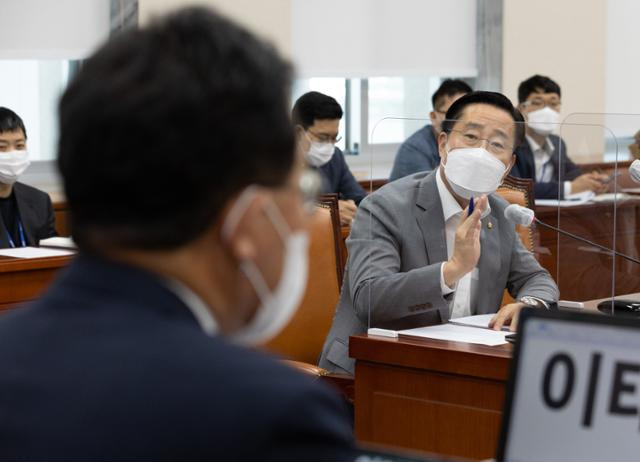 이태규 국회 교육위원회 국민의힘 간사가 23일 오전 서울 여의도 국회에서 열린 교육위원회 전체회의에서 ‘2022년도 국정감사 증인 등 출석요구의 건’이 상정되자 유기홍 위원장에게 항의하고 있다. 오대근 기자