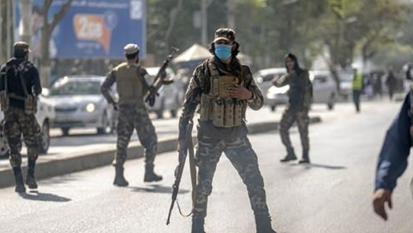 23일 아프간 카불 모스크 인근 폭탄 테러 현장에서 경계 활동 중인 탈레반. [사진 제공: 연합뉴스]