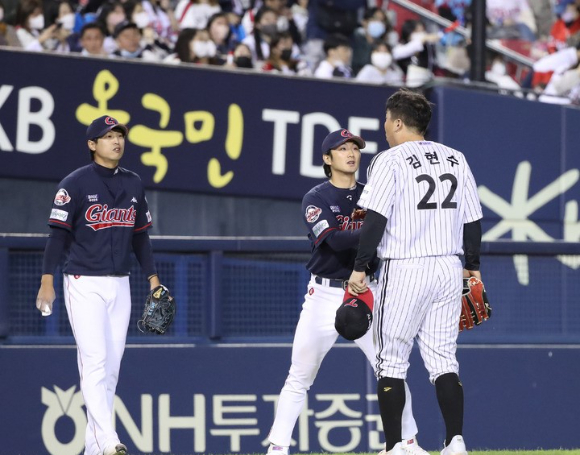 23일 잠실구장에서 열린 KBO리그 LG트윈스와 롯데자이언츠 경기, 9회초에 앞서 롯데 투수 구승민(왼쪽)이 LG 문보경을 향해 사인을 훔친것 아니냐는 지적을 한 것으로 보이는 상황에 LG 김현수(오른쪽)가 항의하고 있다. 이후 양팀 선수들의 벤치 클리어링이 벌어졌다. [사진=뉴시스]