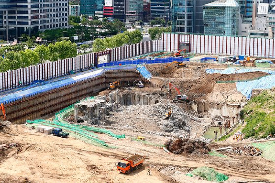 서울 삼성동에 현대차그룹이 만들고 있는 글로벌비지니스센터(GBC) 공사 현장. 지상 105층, 지하 7층으로 건설된다. 중앙포토