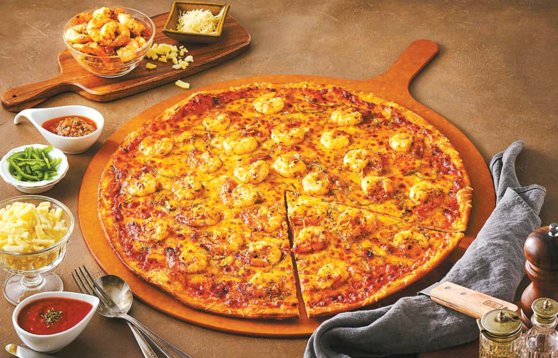 롯데마트 피자 브랜드 ‘치즈앤도우’에서 새우 토핑 1파운드가 들어간 프리미엄 피자 ‘원파운드쉬림프 피자’를 1만원대 가격에 선보였다.  [사진 롯데마트]