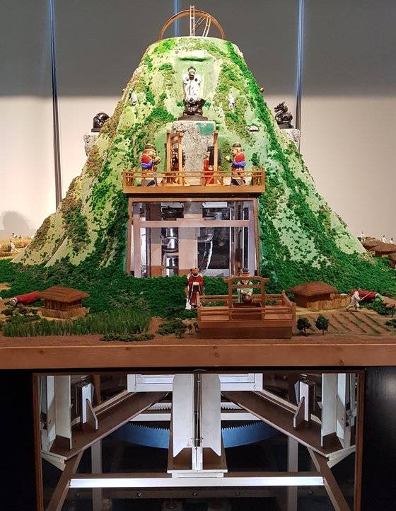 윤용현 박사가 2019년 복원한 장영실의 자동 물시계 흠경각 옥루. 아래쪽 창에 톱니로 된 기륜이 장치된 내부 모습이 보인다. [사진 국립중앙과학관]