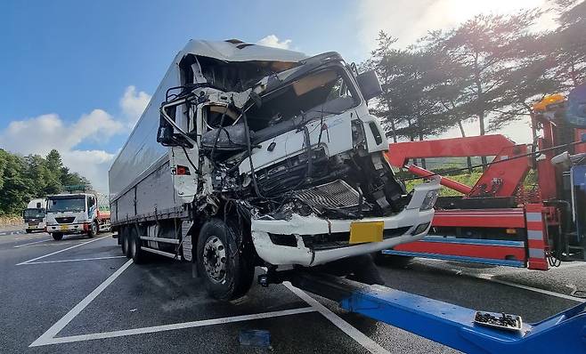 지난 8월 호남고속도로에서 발생한 화물차 추돌사고 현장. 연합뉴스