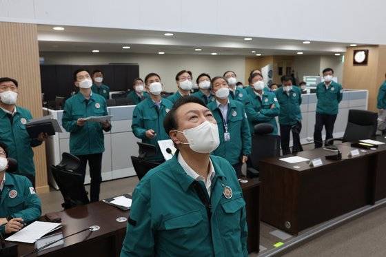 윤석열 대통령이 지난 6일 새벽 서울 용산 대통령실 청사 국가위기관리센터에서 한반도를 관통하고 있는 태풍 힌남노와 관련해 상황을 점검하는 회의를 주재하고 있다. 연합뉴스