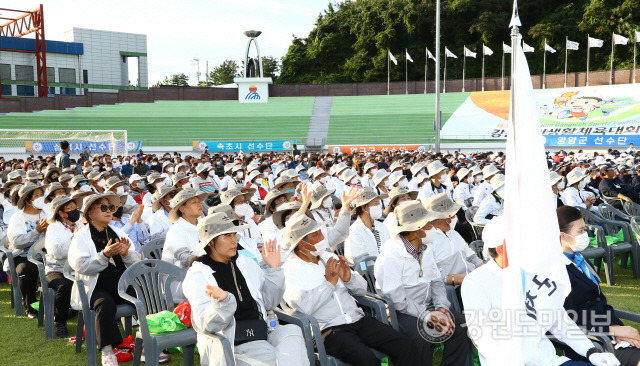 ▲ 제30회 강원도민생활체육대회 개회식이 23일 오후 삼척종합운동장에서 18개 시·군 선수단과 시민 등 4500여명이 참석한 가운데 열렸다.