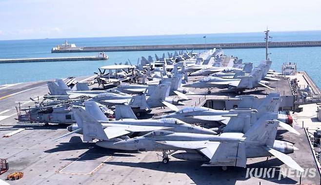 23일 부산 남구 해군작전사령부에 '미해군의 핵추진 항공모함 로널드 레이건함(CVN-76)'이 입항한 가운데 갑판에 전투기가 탑재되어 있다.