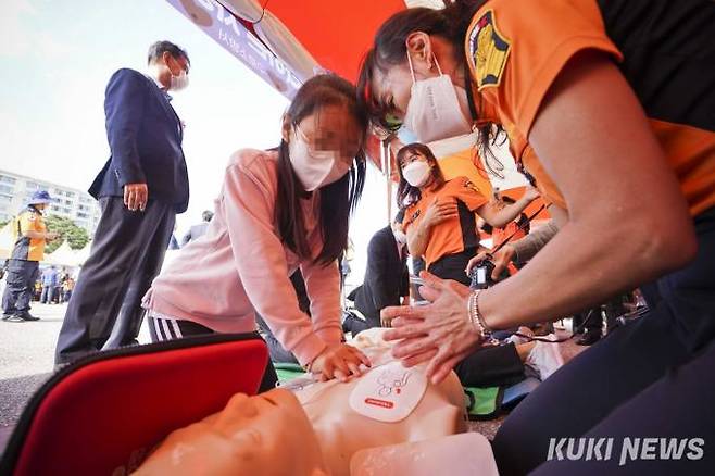 23일 오후 서울 여의도공원 문화의 마당에서 열린 2022 서울안전한마당을 찾은 한 어린이가 심폐소생술(CPR) 체험을 하고 있다.