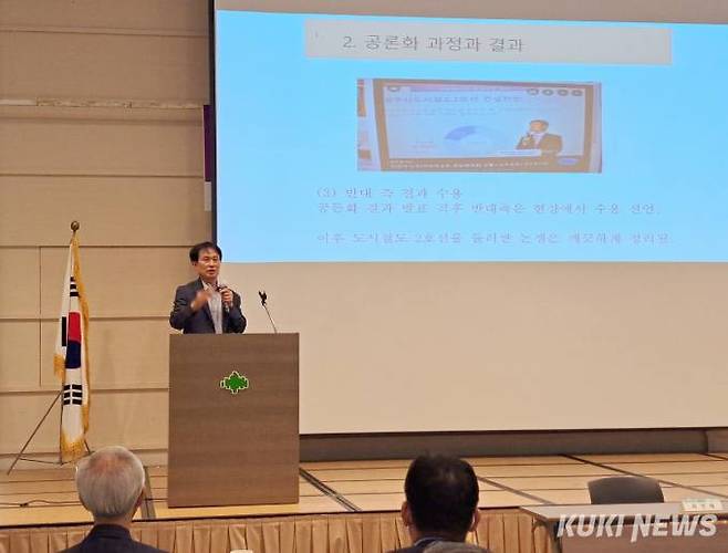 최영태 전남대 명예교수가 23일 '시민대토론회' 주제발표에서 숙의 민주주의 절차를 강조하고 있다. 사진=명정삼 기자.