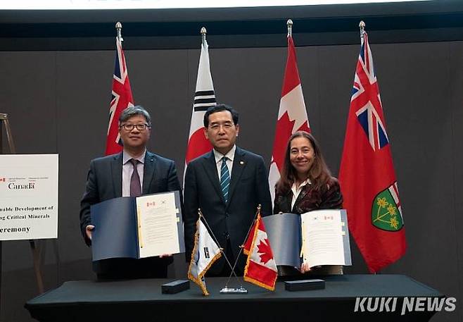 한국광해광업공단과 캐나다 천연자원부가 지난 22일(현지시간) 토론토에서 이창양 산업통상자원부 장관(가운데)이 참석한 가운데 ‘핵심광물 및 지속가능한 광물개발 협력’을 위한 업무협약서를 체결했다. (한국광해광업공단 제공)