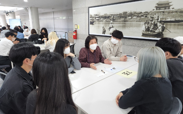 숭실대 1학년 학생들이 22일 서울 동작구 숭실대 한경직기념관 로비에서 진행된 소그룹 채플에서 ‘기독교와 AI’를 주제로 토론하고 있다.