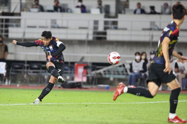 23일 고양종합운동장에서 열린 한국과 코스타리카 축구 대표팀 평가전에서 한국 손흥민이 프리킥으로 득점해 동점골을 만들고 있다. 연합뉴스