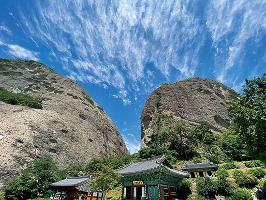 마이산 지질의 특징 가운데 타포니 지형이 있다. 절벽 표면에 구멍이 숭숭 나 있거나 동굴 모양을 한 곳을 말한다. 보통 풍화는 겉면이 깎이며 이뤄지는데 타포니는 암석 내부가 얼었다 녹았다를 반복하다 팽창하며 암석 겉면을 밀어내버리는 현상을 말한다. 실제로 커다란 타포니는 수행의 장소로 이용되기도 했다.