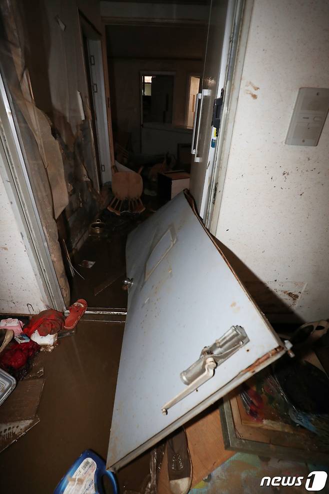 (서울=뉴스1) 이성철 기자 = 12일 오후 '신림동 반지하 참변'이 발생한 서울 관악구 신림동 소재 빌라 내부가 처참한 모습을 보이고 있다. 2022.8.12/뉴스1  Copyright (C) 뉴스1. All rights reserved. 무단 전재 및 재배포 금지.