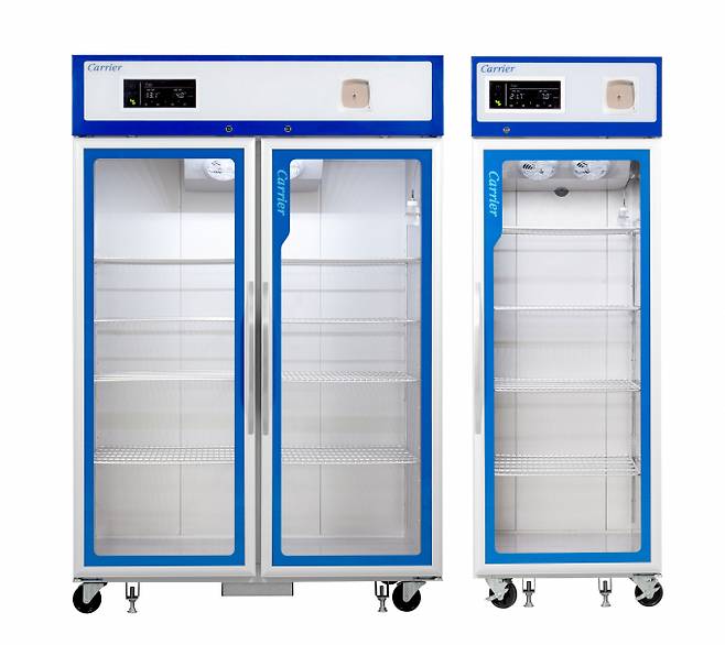 캐리어냉장 GMP인증 인버터 혈액 냉장고 양문형(왼쪽)과 단문형. / 사진=캐리어냉장