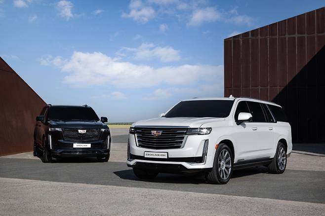 캐딜락이 에스컬레이드(왼쪽)와 에스컬레이드 ESV를 '박세리 월드매치' 공식 의전차로 지원한다. /사진=캐딜락
