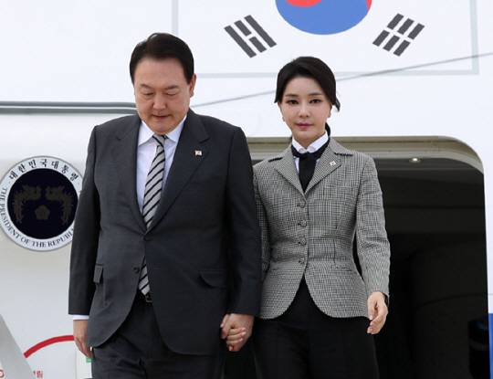 해외 순방 중인 윤석열 대통령과 부인 김건희 여사가 22일(현지시간) 캐나다 토론토 피어슨 국제공항에 도착해 공군 1호기에서 내리고 있다. 뉴시스