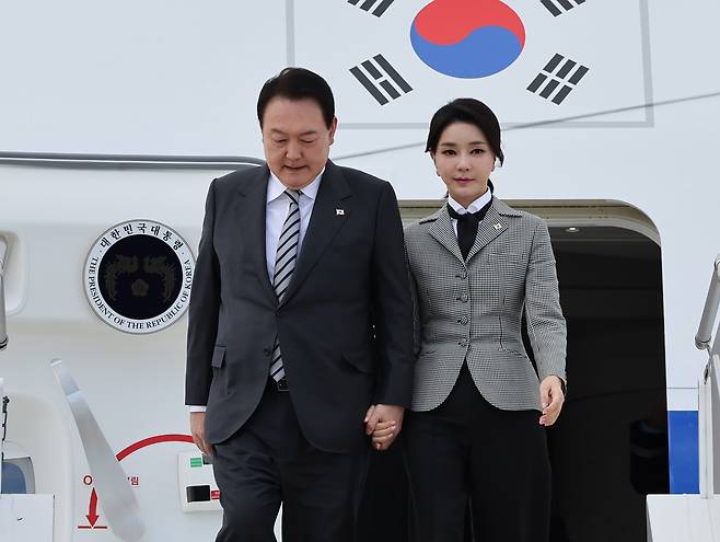 윤석열 대통령과 김건희 여사가 22일(현지시간) 캐나다 토론토 피어슨 국제공항에 도착, 공군 1호기에서 내리고 있다. [연합]