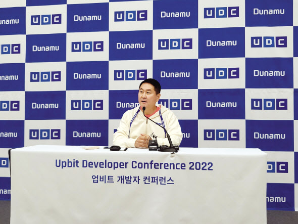 이석우 두나무 대표가 22일 열린 ‘업비트 개발자 컨퍼런스(UDC) 2022’ 기자 간담회에서 질문에 답하고 있다. 박지영 기자