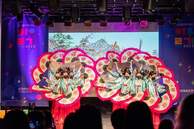 '2022 글로벌 문화기획단 아우르기' 단원들이 펼치는 부채춤 공연. (사진=한국국제문화교류진흥원 제공) photo@newsis.com *재판매 및 DB 금지