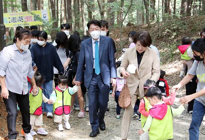 [전주=뉴시스] 한훈 기자 = 전북 전주시 가정어린이집 연합회는 23일 송천동의 건지산 일원에서 가정어린이집을 이용하는 영유아와 학부모, 보육교직원 등 420여명과 함께 '아이들과 함께하는 숲 체험' 행사를 가졌다.(사진=전주시 제공).2022.09.23.  photo@newsis.com *재판매 및 DB 금지