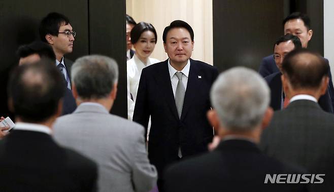 [토론토=뉴시스] 홍효식 기자 = 윤석열 대통령과 부인 김건희 여사가 22일(현지시간) 토론토 한 호텔에서 열린 동포 초청 간담회에 참석하고 있다. 2022.09.23. yesphoto@newsis.com